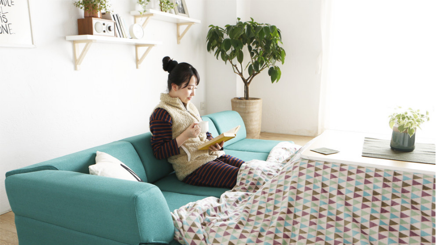 腰痛の方必見 こたつの座り方と相性の良い家具について 暮らしのライフマガジン 腰痛の方必見 こたつの座り方と相性の良い家具について 暮らしのライフマガジン