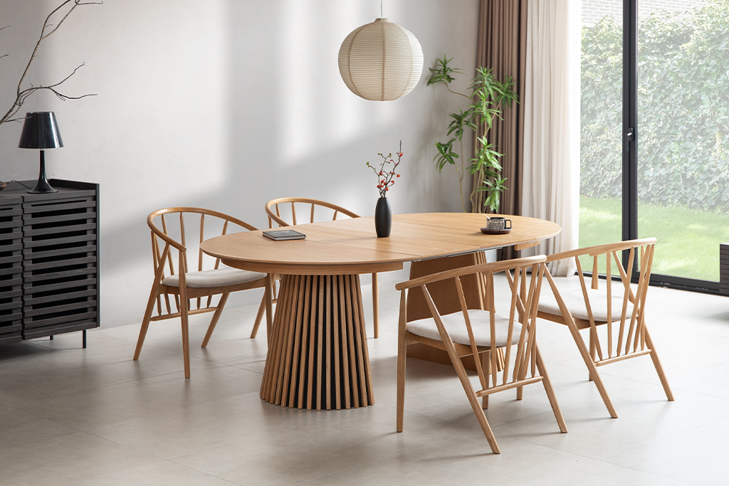 ダイニングテーブルに並んだ木製チェアのある食卓風景